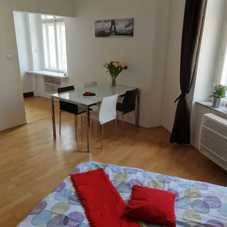 Old Square Apartment 4*